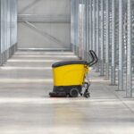 Reiniging betonvloer in magazijn